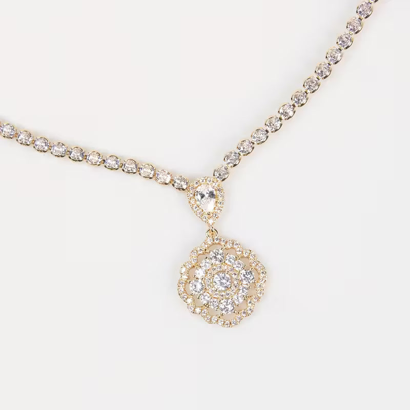 Conjunto de Collar y Aretes Dorados con Circonitas en Diseño Floral