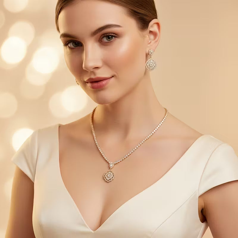 Conjunto de Collar y Aretes Dorados con Circonitas en Diseño Floral