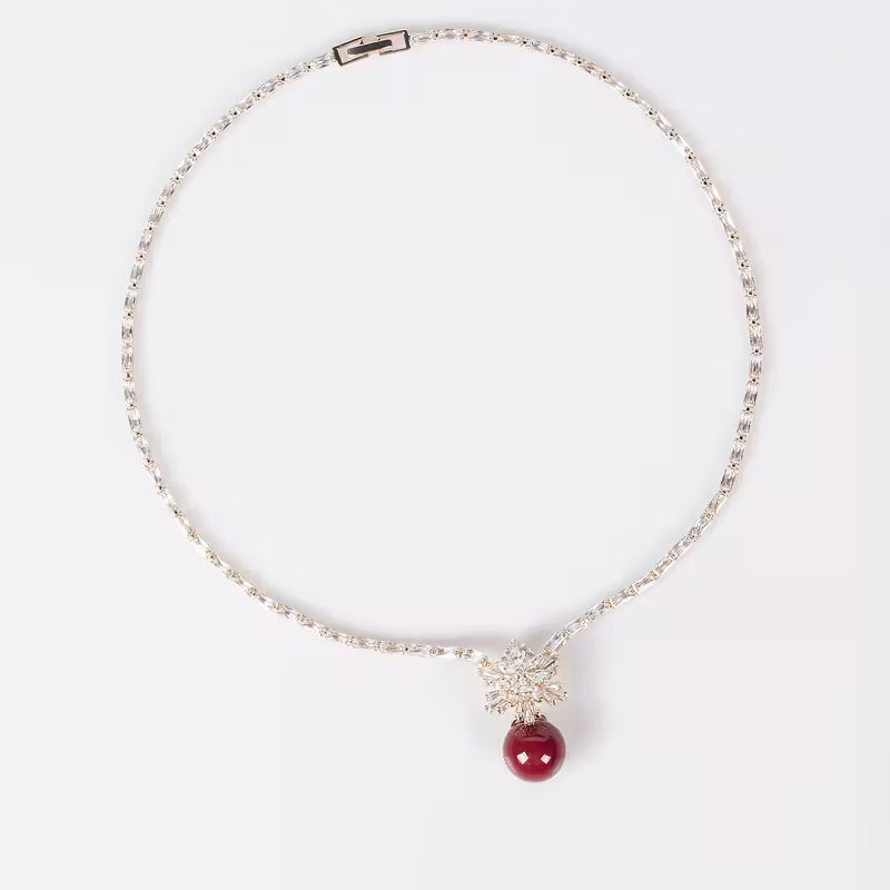Conjunto de Collar y Aretes Dorados con Perlas Rojas y Circonitas