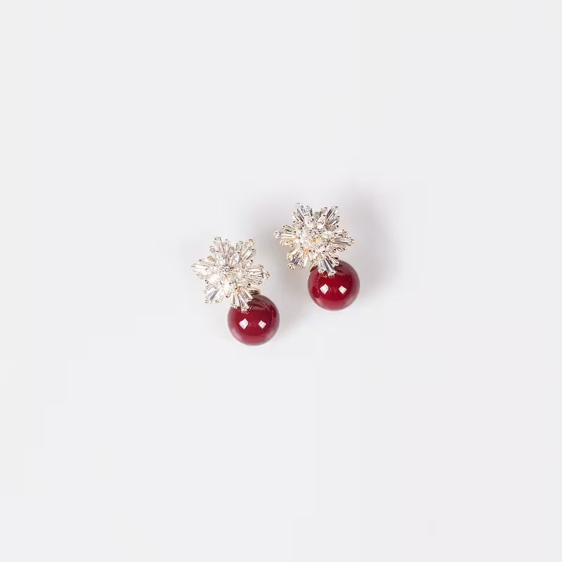 Conjunto de Collar y Aretes Dorados con Perlas Rojas y Circonitas