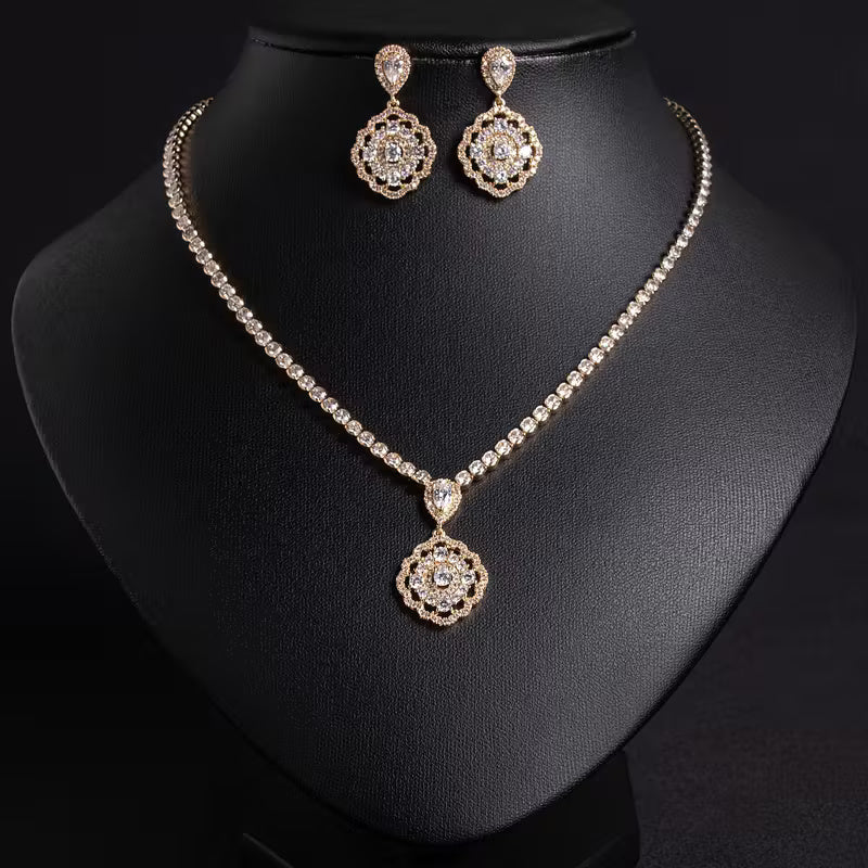 Conjunto de Collar y Aretes Dorados con Circonitas en Diseño Floral