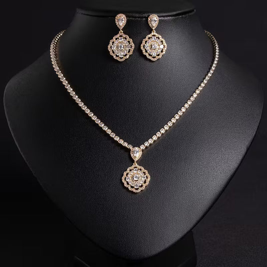 Conjunto de Collar y Aretes Dorados con Circonitas en Diseño Floral