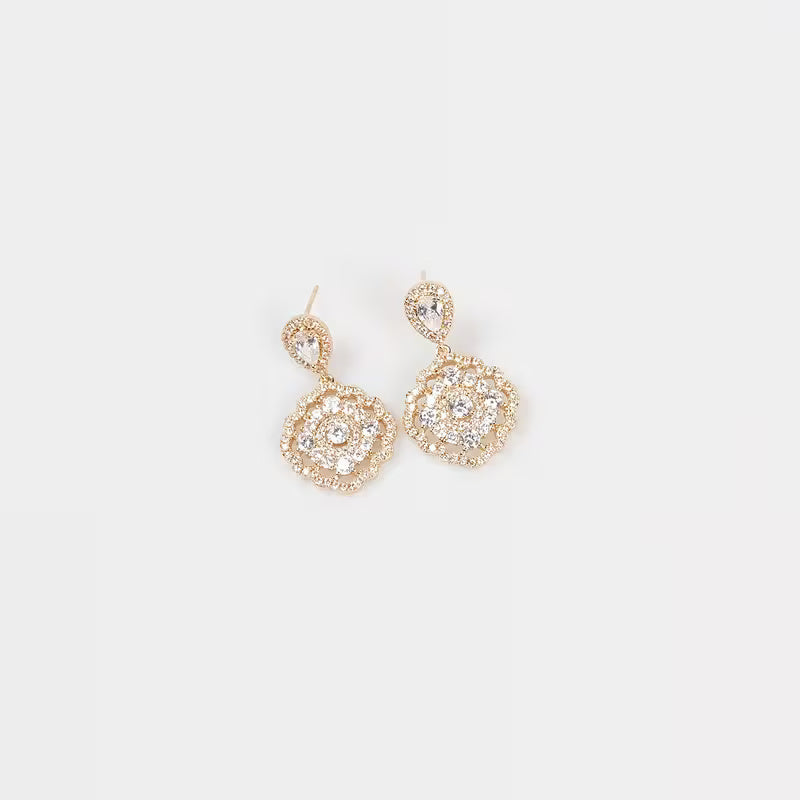 Conjunto de Collar y Aretes Dorados con Circonitas en Diseño Floral