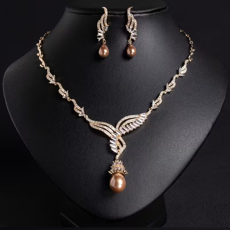 Conjunto de Collar y Aretes Dorados con Perlas Marrón y Circonitas