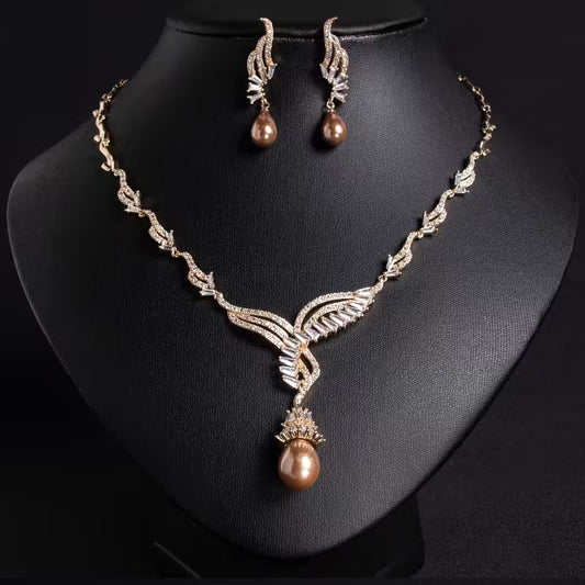 Conjunto de Collar y Aretes Dorados con Perlas Marrón y Circonitas