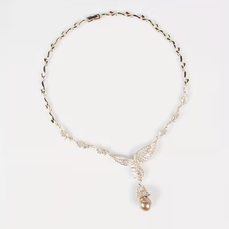 Conjunto de Collar y Aretes Dorados con Perlas Marrón y Circonitas