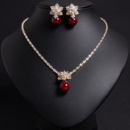Conjunto de Collar y Aretes Dorados con Perlas Rojas y Circonitas