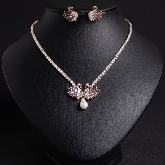 Conjunto de Collar y Aretes Dorados con Cisnes y Perla Blanca