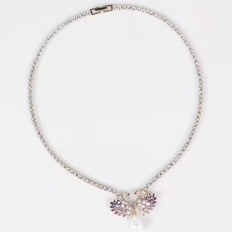 Conjunto de Collar y Aretes Dorados con Cisnes y Perla Blanca